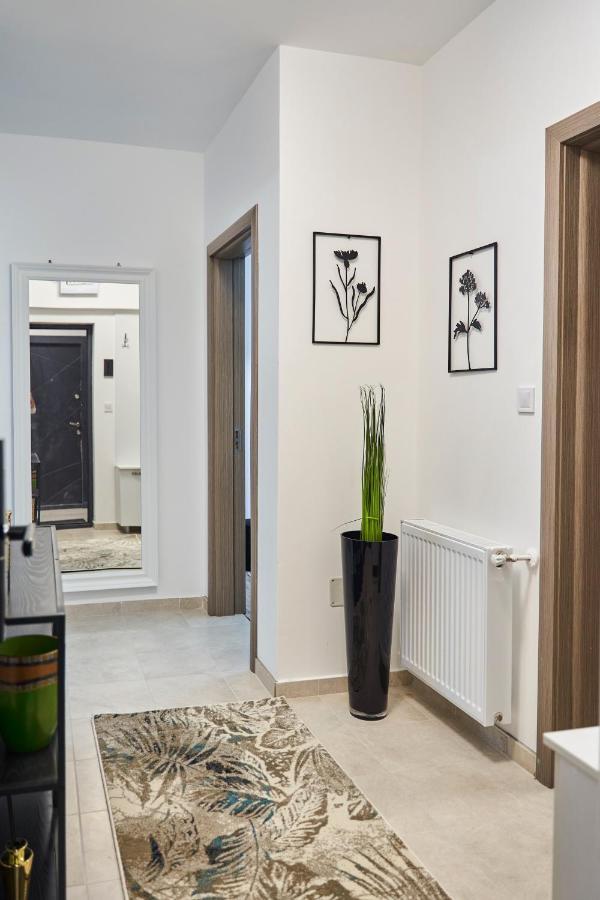 Unique Hotel Apartments Jászvásár Kültér fotó