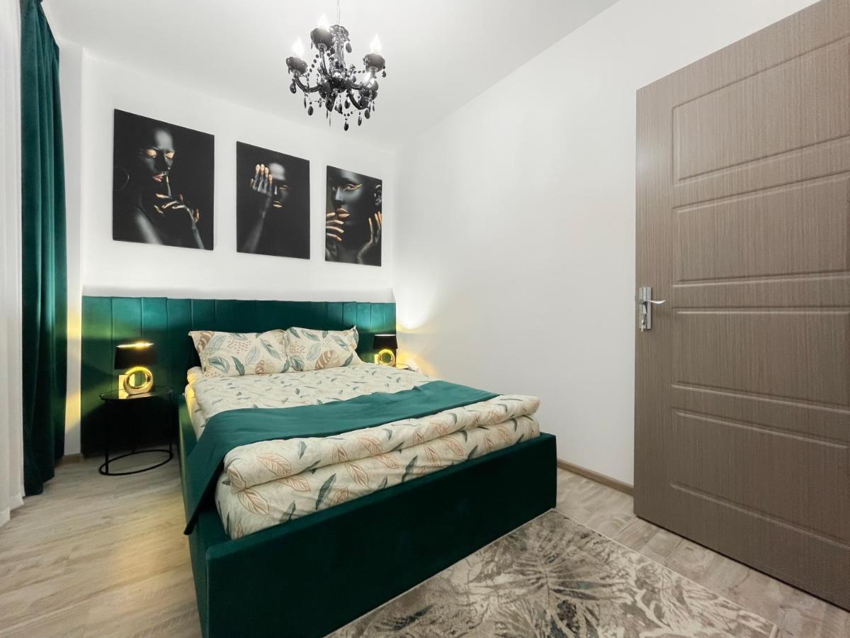 Unique Hotel Apartments Jászvásár Kültér fotó