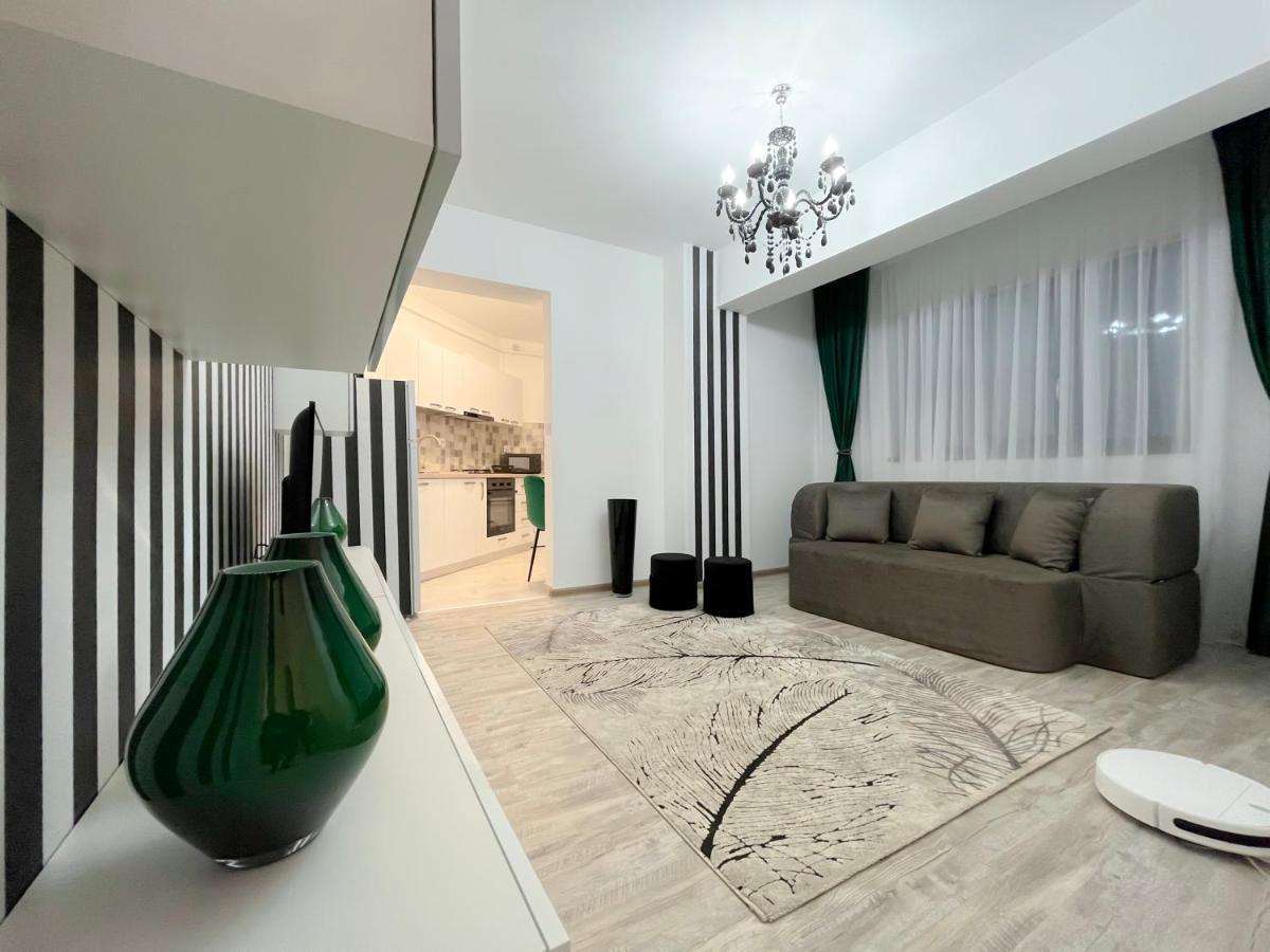 Unique Hotel Apartments Jászvásár Kültér fotó