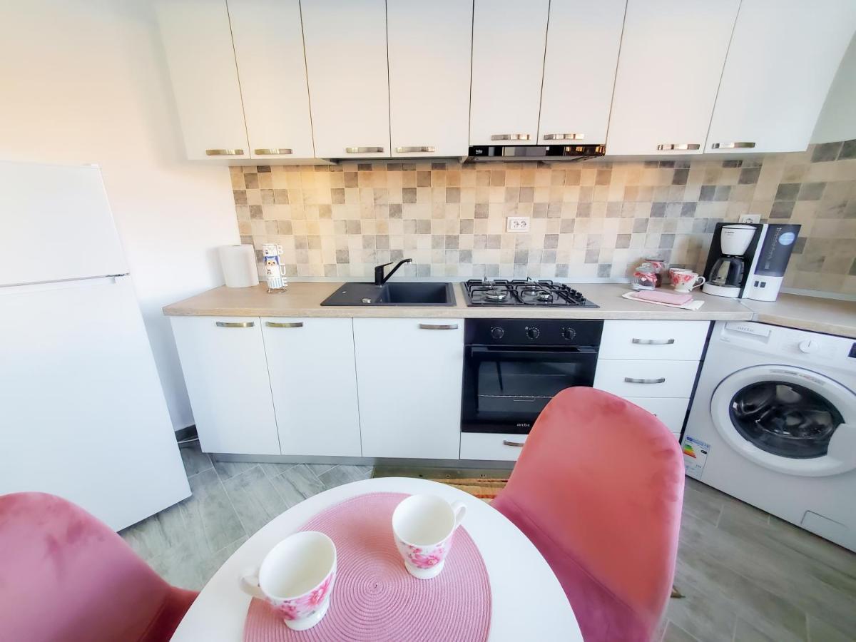 Unique Hotel Apartments Jászvásár Kültér fotó