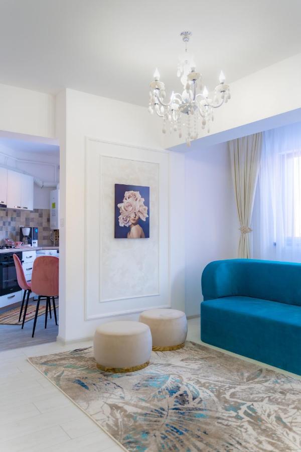 Unique Hotel Apartments Jászvásár Kültér fotó