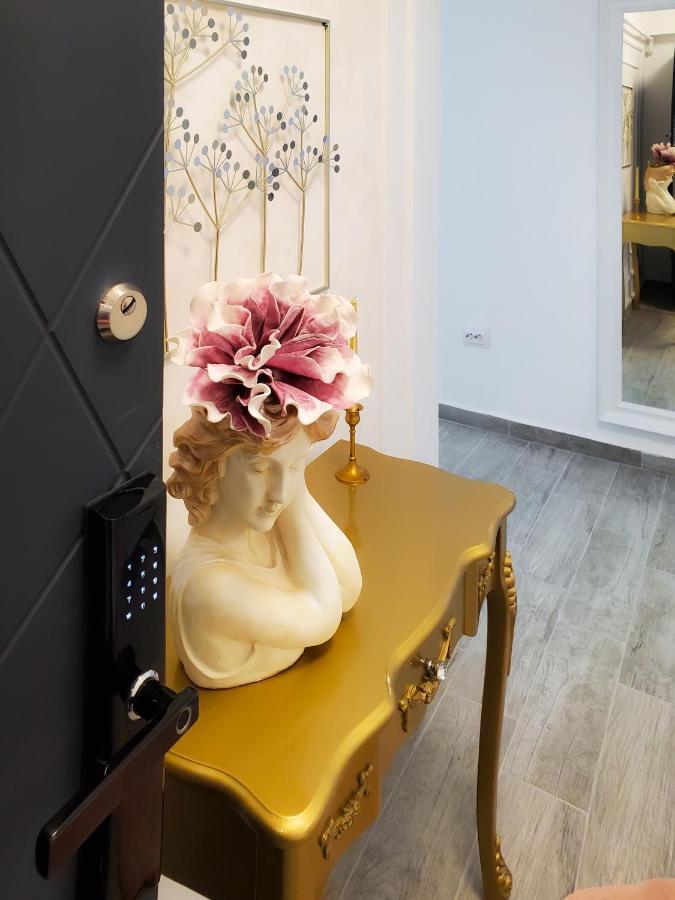 Unique Hotel Apartments Jászvásár Kültér fotó