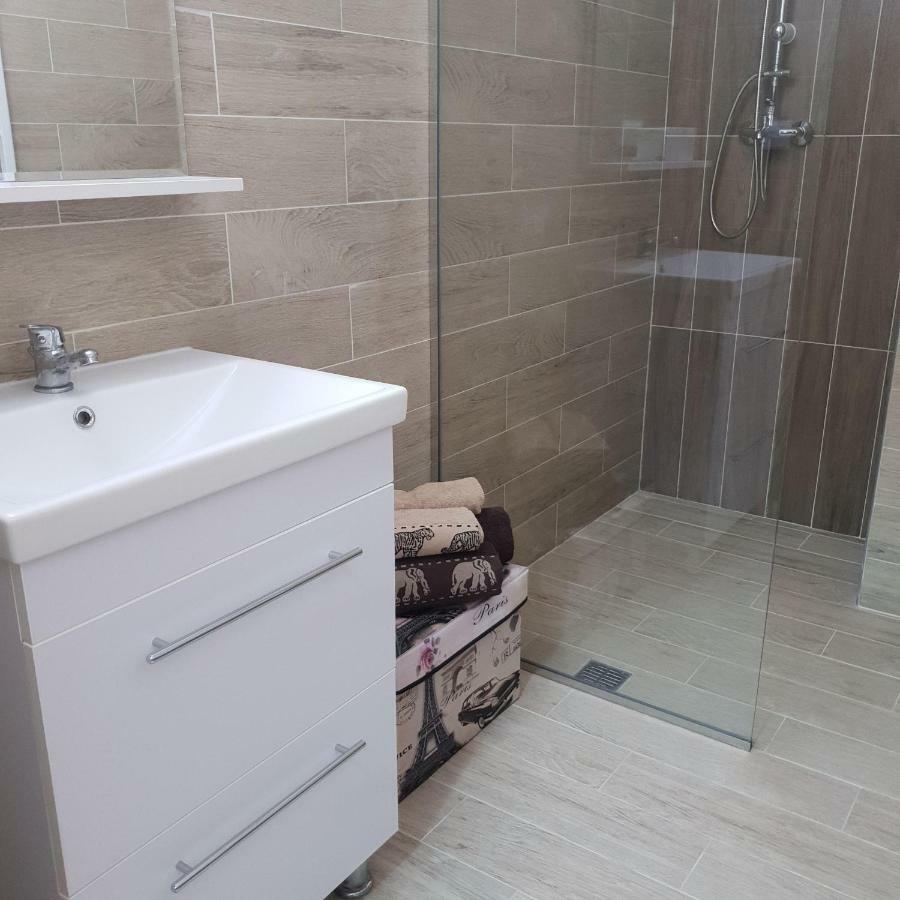 Unique Hotel Apartments Jászvásár Kültér fotó